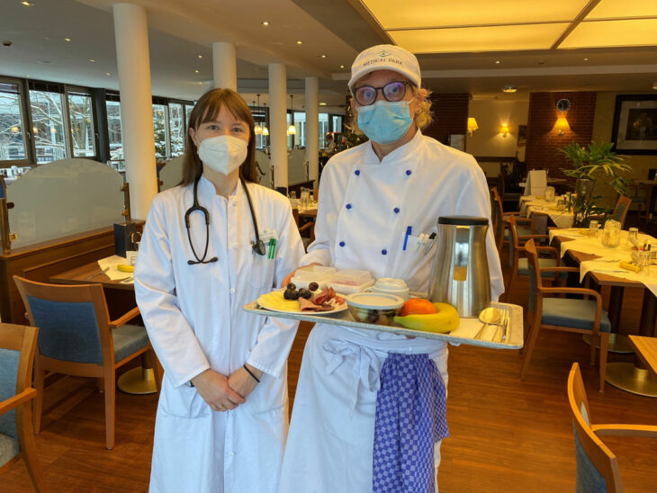 Klimamanagerin Dr. Lena Zerbe und eine Mitarbeiterin aus dem Serviceteam der Küche im Restaurant der Reha-Klinik © Medical Park Berlin Humboldtmühle.