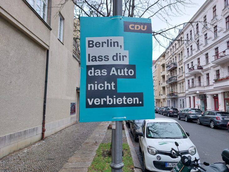 Aktuelles Wahlplakat der Berliner CDU: Berlin, lass dir das Auto nicht verbieten.